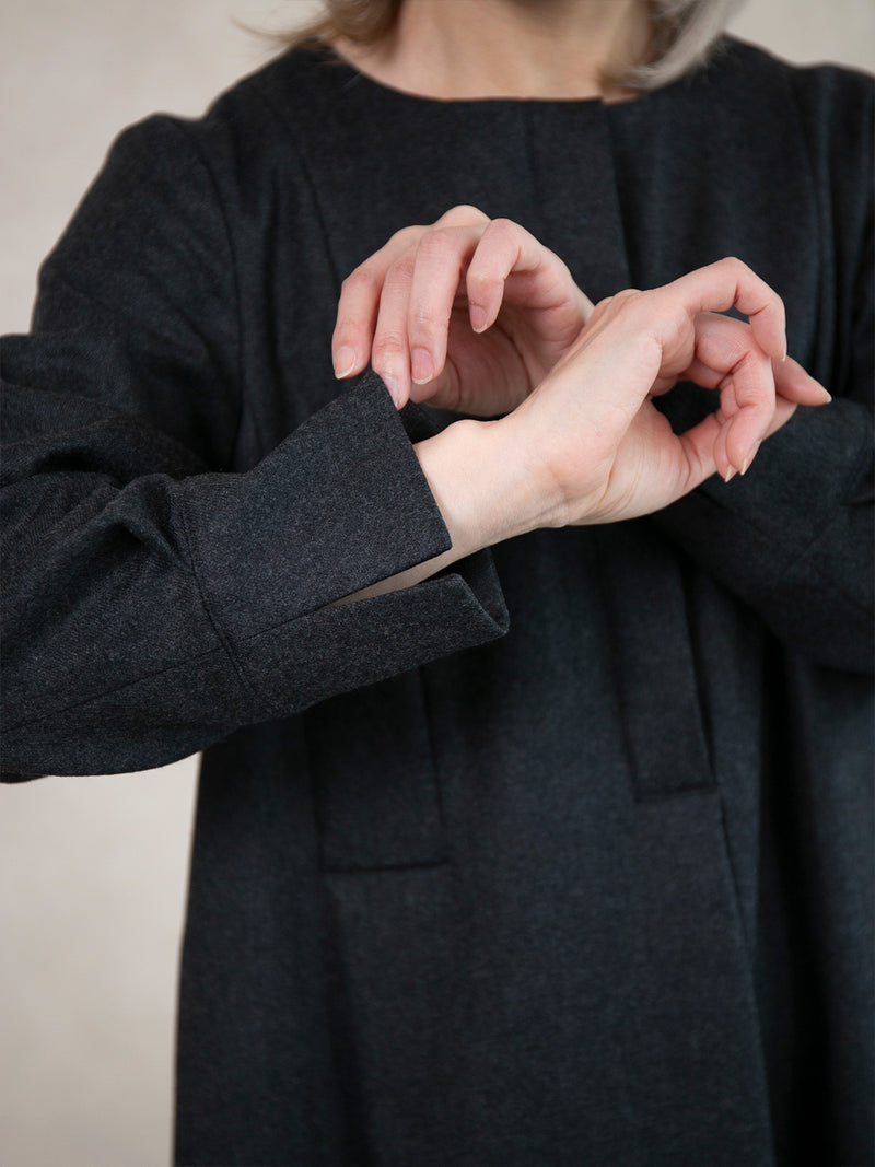 【12月新作】ウールフラノフロントタックワンピース/チャコール