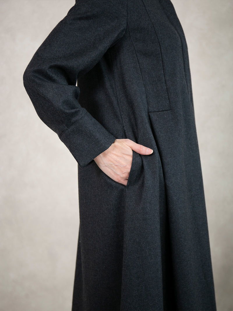 【12月新作】ウールフラノフロントタックワンピース/チャコール